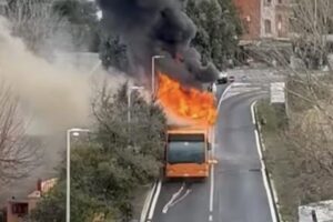 Scuolabus in fiamme ad Ariccia: studenti evacuati, strada chiusa e soccorritori sul posto