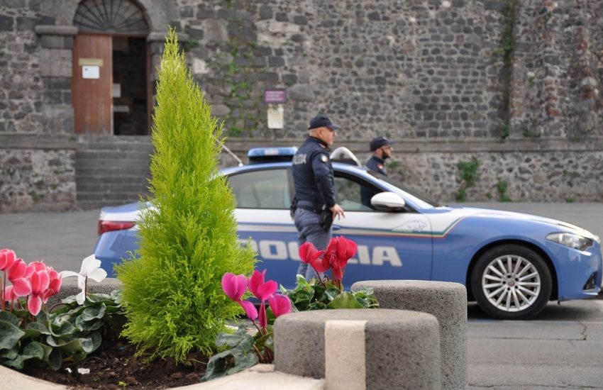 Adrano, giovane trovato seminudo sotto la pioggia: l’intervento della polizia