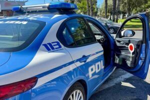 Prova a rubare uova di Pasqua per migliaia di euro e aggredisce gli agenti: in carcere una 51enne