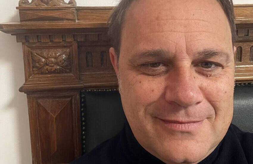 Sindaco di Niscemi: “Siamo una comunità laboriosa, basta con i commenti superficiali”. Il suo post