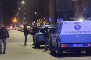 Uomo trovato morto in strada a Torino: aperta un’indagine per omicidio