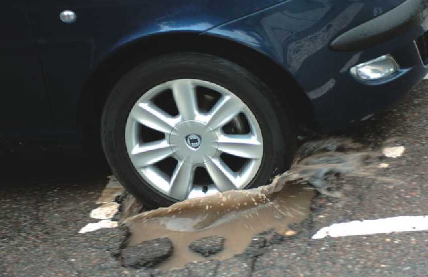 Buche a Latina, cresce la protesta: sui social prende forma una class action popolare