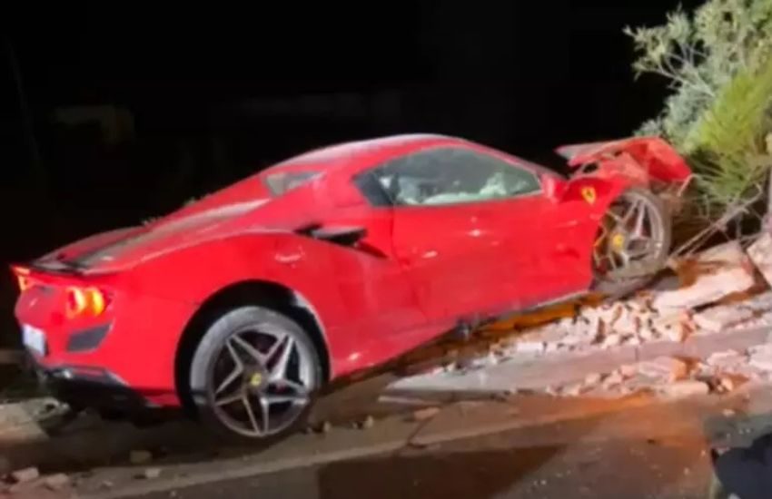 Ferrari si schianta sul lungomare di Gela: due giovani feriti