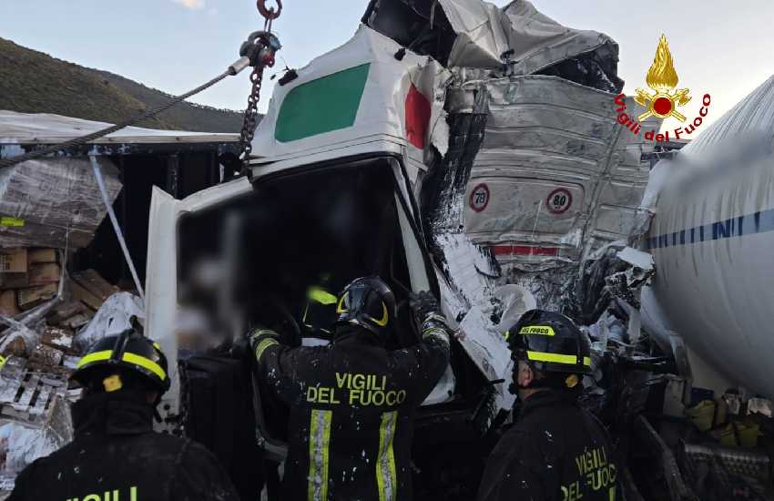 tragico scontro tra due tir questa notte lungo la monti lepini deceduto uno dei due autisti traffico ancora interrotto da Dayitalianews.com tragico scontro tra due tir questa notte lungo la monti lepini deceduto uno dei due autisti traffico ancora interrotto