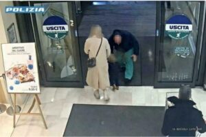 Bergamo, tenta di portare via una bimba di un anno e mezzo al supermercato: arrestato