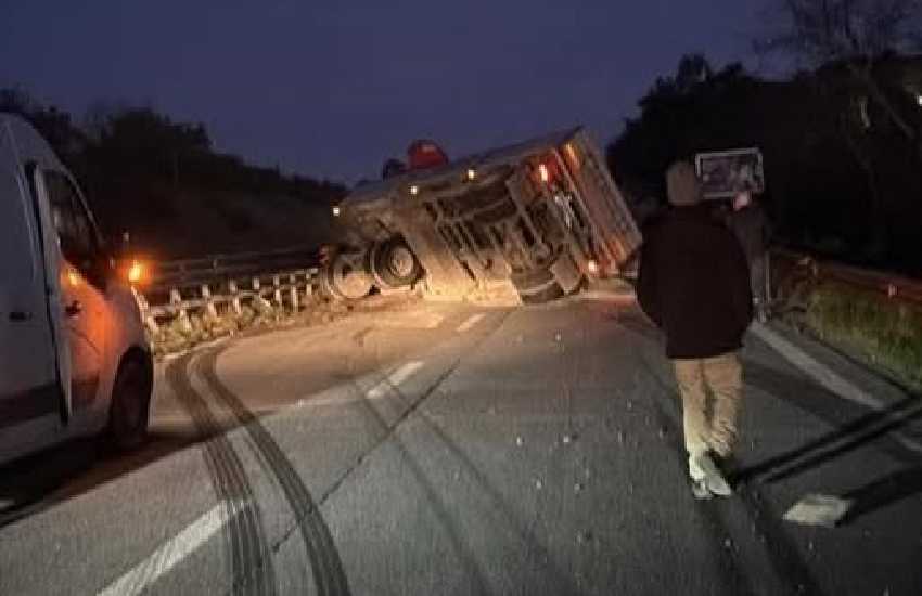 Tir si ribalta lungo la Pontina: traffico in tilt in direzione Roma