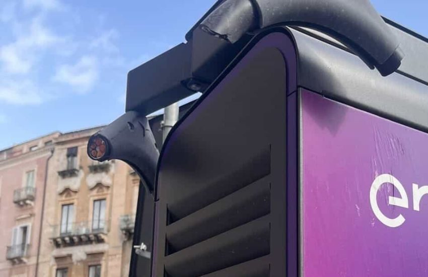 Colonnine elettriche vandalizzate a Catania: cavi tagliati per rubare il rame