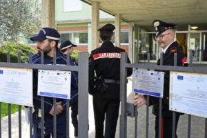 Docente accoltellata a scuola da uno studente: condizioni gravi ma stabili, salvata con una trasfusione in volo