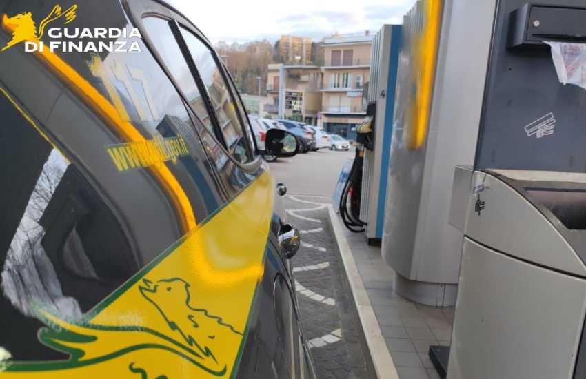 Frosinone, controlli della Finanza sui prezzi dei carburanti: già contestate 18 irregolarità