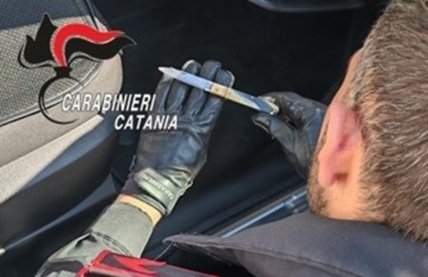 Bronte, i carabinieri controllano un’auto: l’autista aveva bevuto e il passeggero aveva un coltello