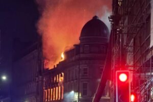 Incendio alla stazione centrale di Glasgow: parte della struttura crolla, scalo chiuso