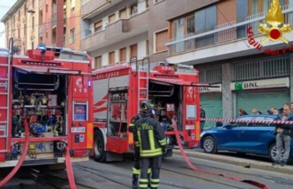 Incendio in una palazzina, paura a Milano: cede parte del tetto, evacuati tutti i residenti
