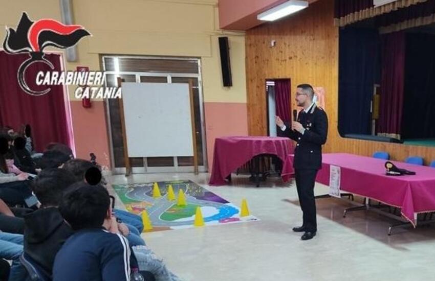 Randazzo, i carabinieri incontrano gli studenti del De Amicis: gli allievi simulano la guida in stato di ebbrezza alcolica