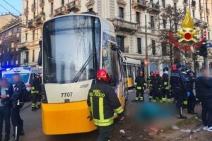 Tram deragliato a Milano, proseguono le indagini: sequestri nella sede Atm