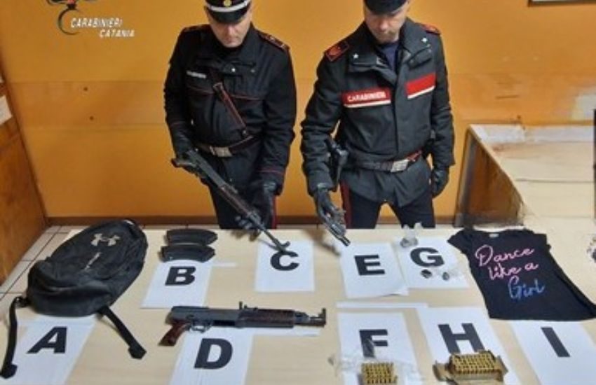 Camporotondo Etneo, arsenale nascosto sotto il balcone: arrestato 38enne