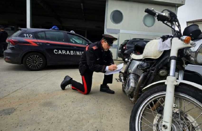 Sezze, fermato dai Carabinieri su una moto rubata: denunciato un 53enne