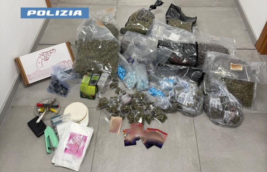 Pistola nascosta in casa e droga in quantità: arrestato 62enne a Catania