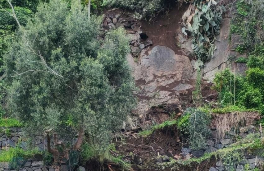 acireale masso si stacca dalla timpa e finisce in un parcheggio nessun ferito da Dayitalianews.com acireale masso si stacca dalla timpa e finisce in un parcheggio nessun ferito