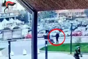 Rapina in monopattino a Torino: strappano due catenine d’oro ad una donna in sedia a rotelle. Il video