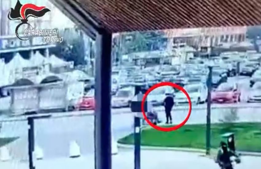 Rapina in monopattino a Torino: strappano due catenine d’oro ad una donna in sedia a rotelle. Il video