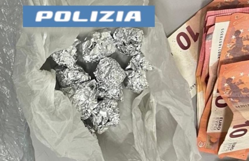 Catania, sorpresi a spacciare droga dal finestrino dell’auto: due pusher arrestati