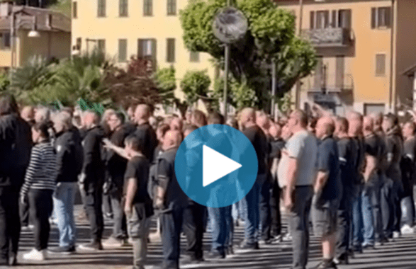 Saluti romani a Dongo, antifascisti lanciano palloncini con sterco: tensione sul lago di Como