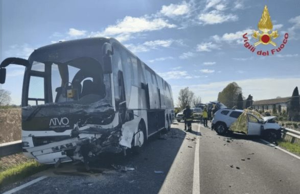 Scontro tra autobus e auto nel Veneziano: un morto e cinque feriti