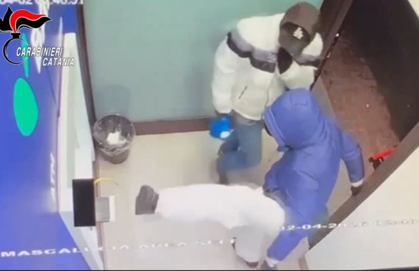 Mascalucia, assalto al bancomat nella notte: inseguimento e arresto – VIDEO