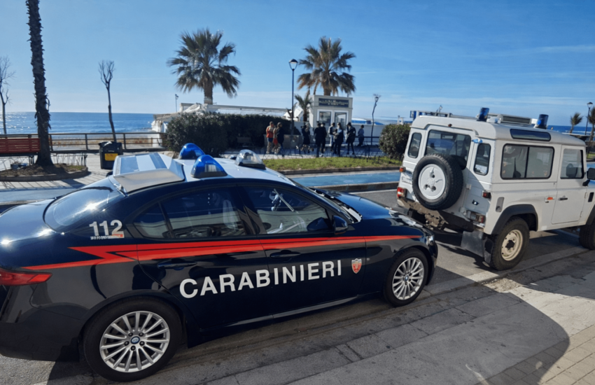 Ubriaco, si spoglia in spiaggia davanti a decine di persone: denunciato 43enne pontino