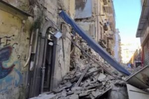 Napoli, crolla palazzina disabitata, verifiche in corso tra le macerie