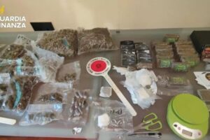 Traffico di droga Napoli-Caltanissetta, vendevano droga attraverso i social e la spedivano per posta, 2 arrestati