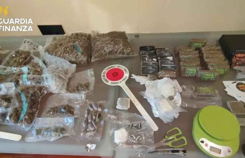 Traffico di droga Napoli-Caltanissetta, vendevano droga attraverso i social e la spedivano per posta, 2 arrestati
