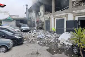 Esplosione nella notte a Fuorigrotta: distrutto un salone di parrucchiere, paura tra i residenti