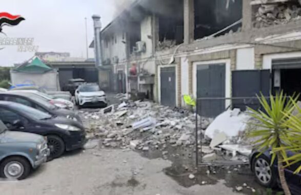 Esplosione nella notte a Fuorigrotta: distrutto un salone di parrucchiere, paura tra i residenti