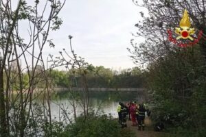 Uomo trovato morto in un’ auto finita in un laghetto a Nerviano