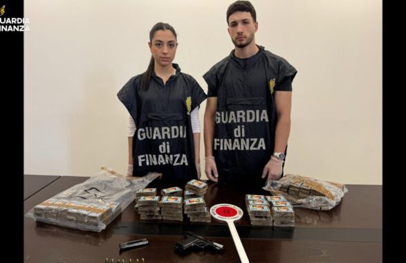 Maxi blitz a Palagonia: oltre 10 kg di droga e una pistola sequestrati, tre arresti
