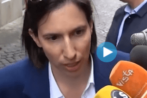 Schlein condanna le dichiarazioni di Trump contro Papa Leone XIV: “Inaccettabili”