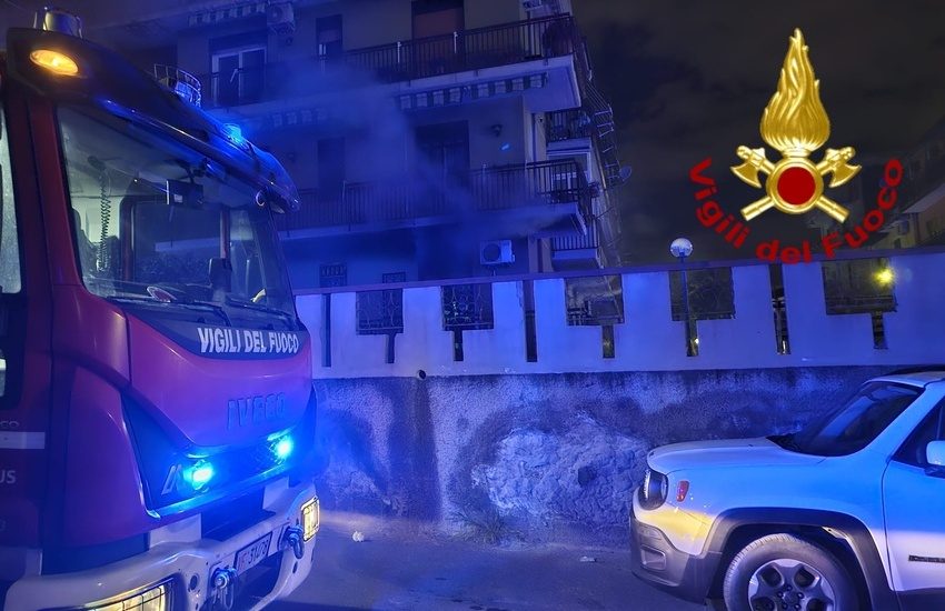 Catania, paura per un incendio in una palazzina di via San Gregorio: salvate due persone