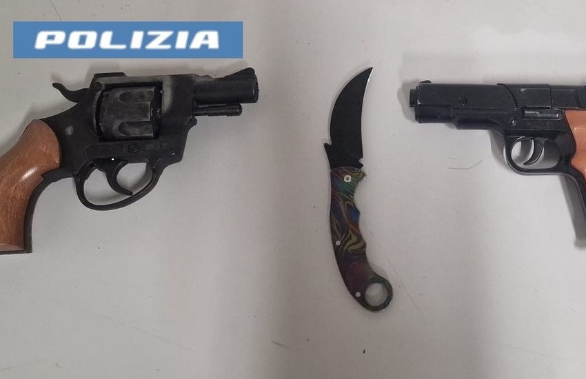 Due minorenni arrestati a Catania: minacce con una pistola priva del tappo rosso a un gruppo di ragazzi