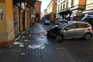 Modena, in carcere l’uomo che ha investito i passanti: si valuta una perizia psichiatrica