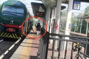 Maxi rissa in stazione a Garbagnate Milanese: scontri con bastoni e sassi tra gruppi di giovani