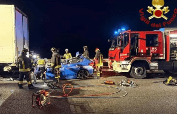 Villanova del Sillaro, tragedia sulla A1: auto si incastra sotto un camion, muore un 22enne