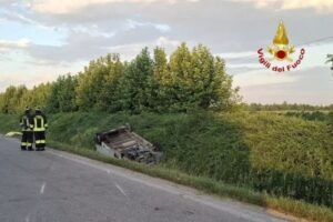 Travolti da un furgone mentre andavano al lavoro in bici: morti due giovani nel Mantovano