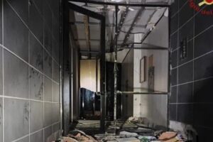 Esplosione nella notte alla Romanina: ordigno distrugge l’ingresso di una palazzina