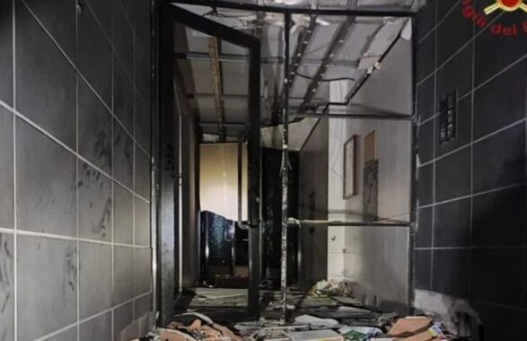 Esplosione nella notte alla Romanina: ordigno distrugge l’ingresso di una palazzina