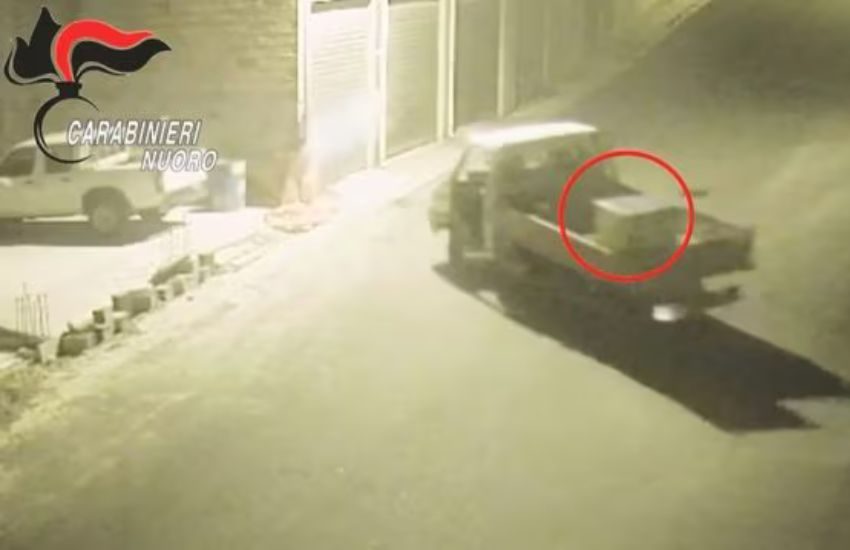 Rubano un bancomat con una ruspa a Nuoro ma fanno un incidente e usano il trattore: 4 arresti, colpo da 81mila euro