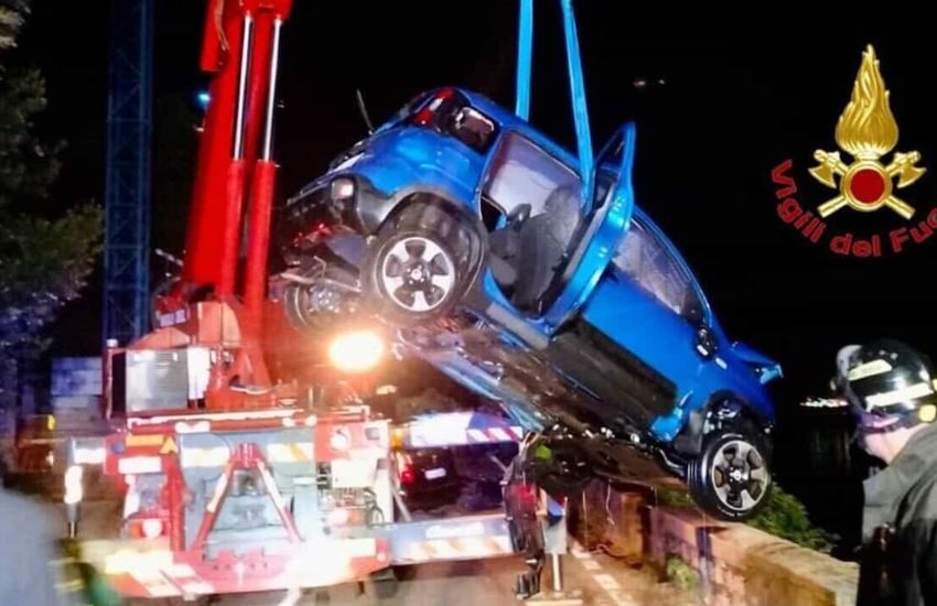 scontro frontale sulla regina un8217auto precipita nel lago di como un morto e tre feriti da Dayitalianews.com scontro frontale sulla regina un8217auto precipita nel lago di como un morto e tre feriti