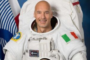 Artemis III, Luca Parmitano entra nella storia: sarà il pilota della missione che prepara il ritorno sulla Luna