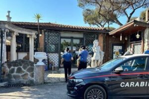 Ostia, uomo ucciso a coltellate all’alba davanti a un bar: indagini in corso