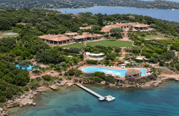 Villa Certosa passa alla famiglia Al Thani: Fininvest accetta l’offerta per la storica residenza di Berlusconi